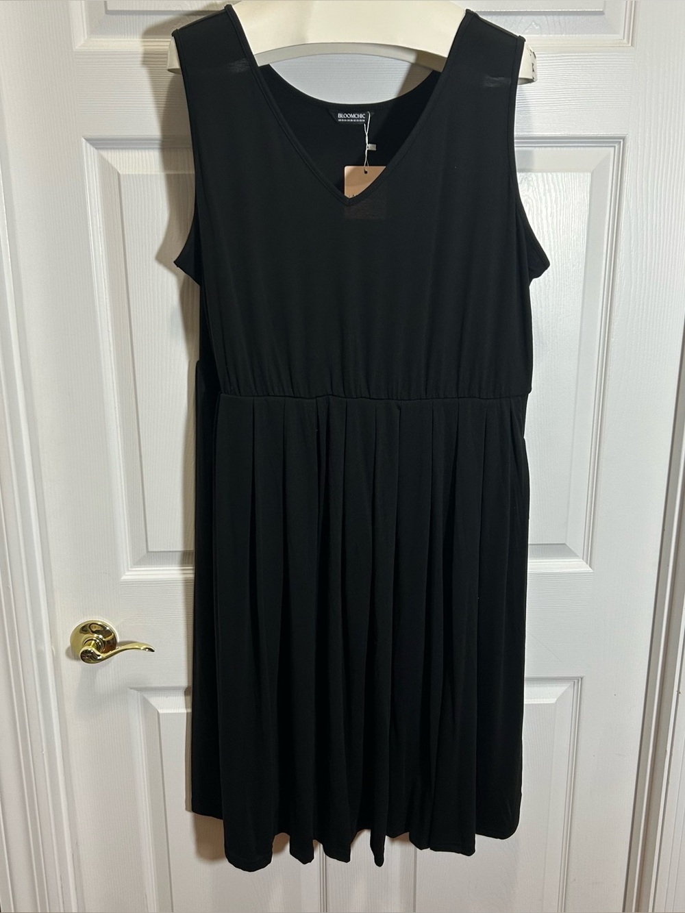 BloomChic Black V-Neck Sleeveless Pleated Midi Dress